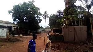 De nombreux résidents locaux ont déclaré avoir vu l’hélicoptère des ONU transporter les militants vers le village de GBOGBORO