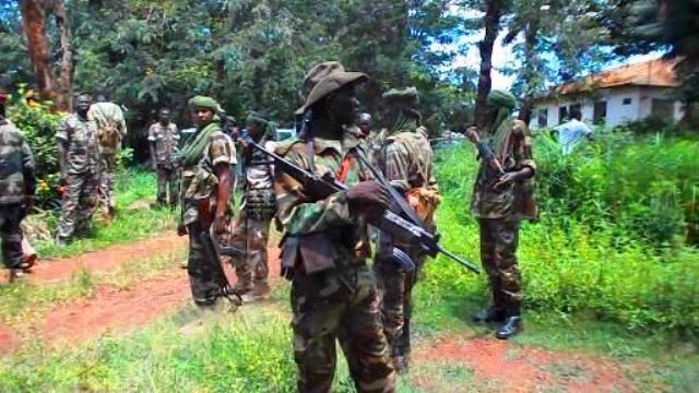 RCA: quand des casques bleus MINUSCA remettent des armes aux rebelles