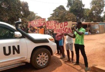Centrafrique : Des manifestants portant despancartes « stop Minusca » ont bloqué la routeprincipale menant à l’aéroport Bangui M’poko