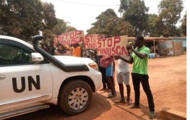 Centrafrique : Des manifestants portant despancartes « stop Minusca » ont bloqué la routeprincipale menant à l’aéroport Bangui M’poko