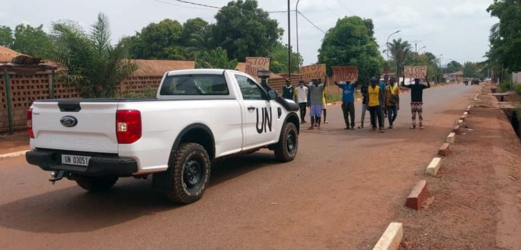 Des Centrafricains expriment leur opinion sur la MINUSCA dans les rues de la ville